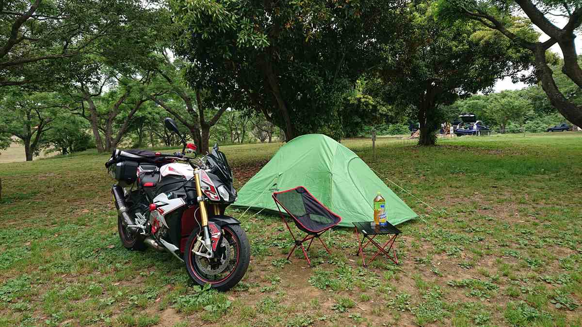森のまきばオートキャンプ場にて、テントとS1000Rを撮影した様子