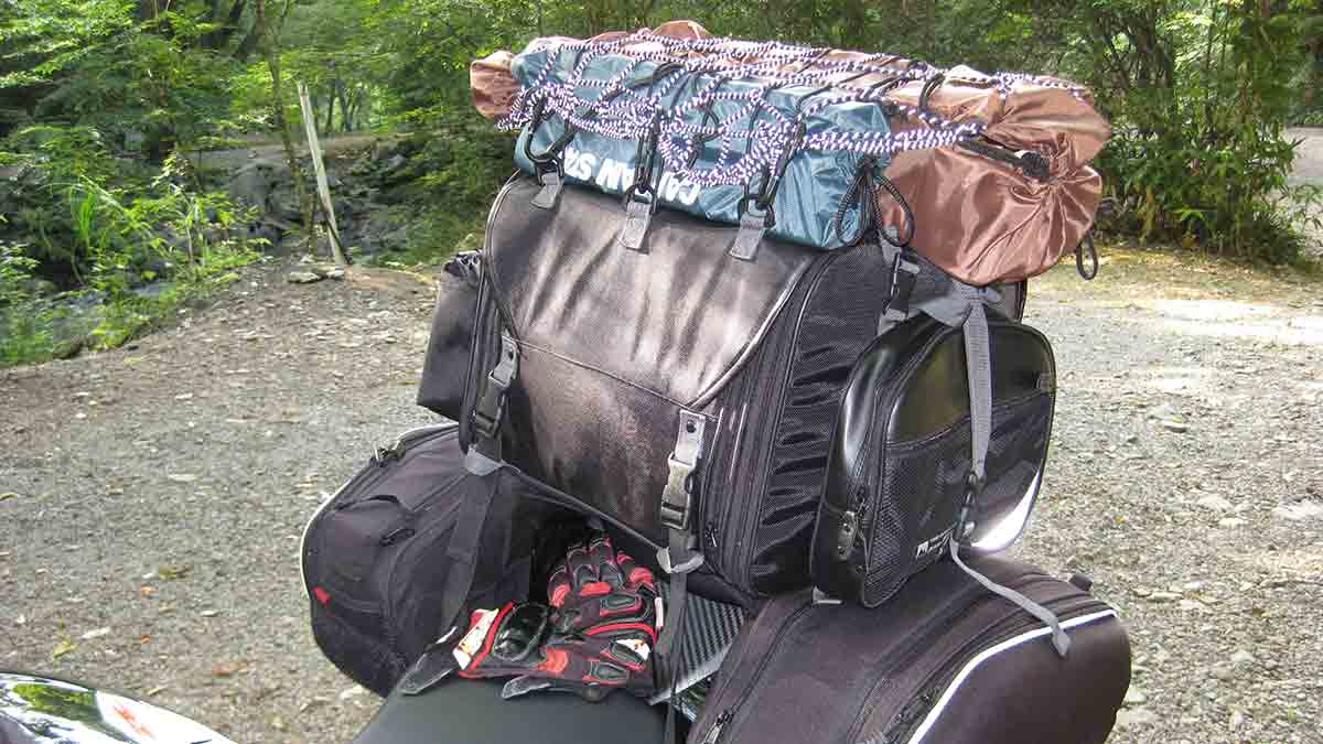 GSX-R600というバイクに、キャンプ道具を積み込んだときの様子