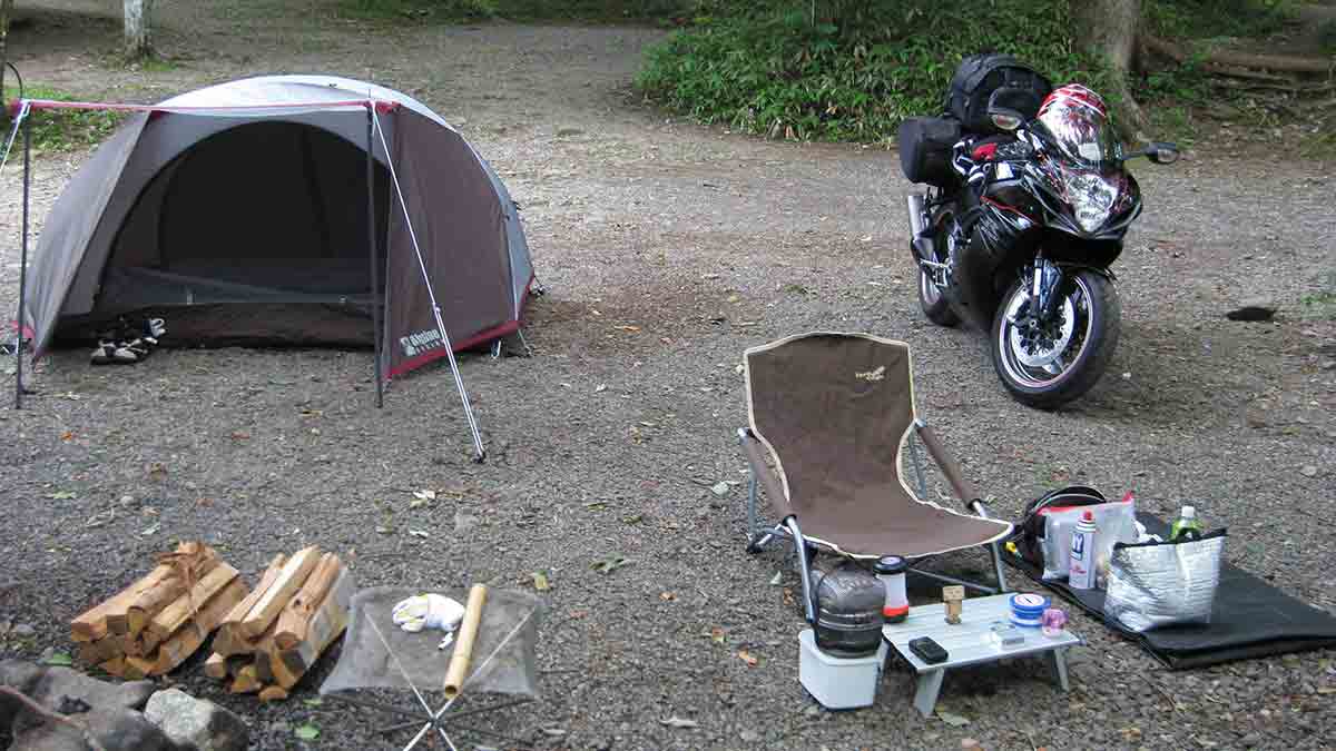道志の森キャンプ場にて、テントを設営した際の様子