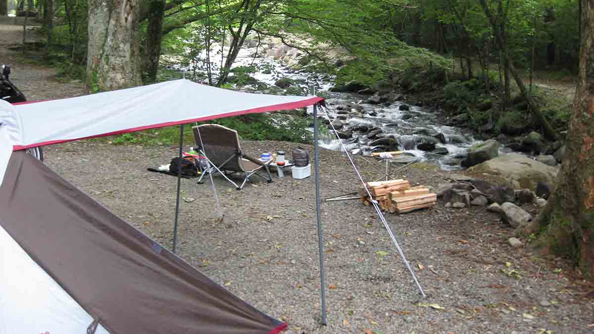 道志の森キャンプ場にて、テントを設営した際の様子