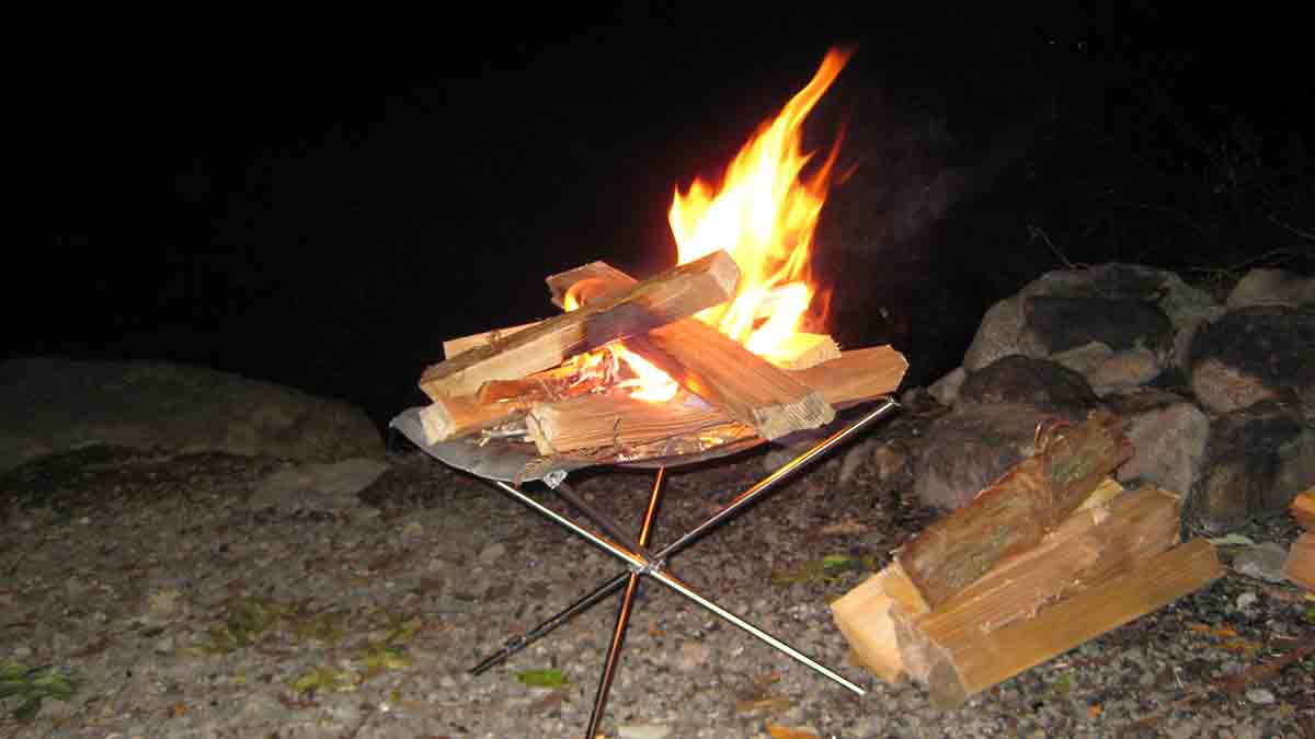 ファイヤースタンドで焚火をしている様子