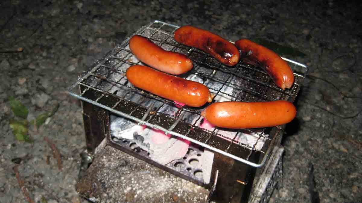 B6君という焚火台でウインナーを焼いている様子