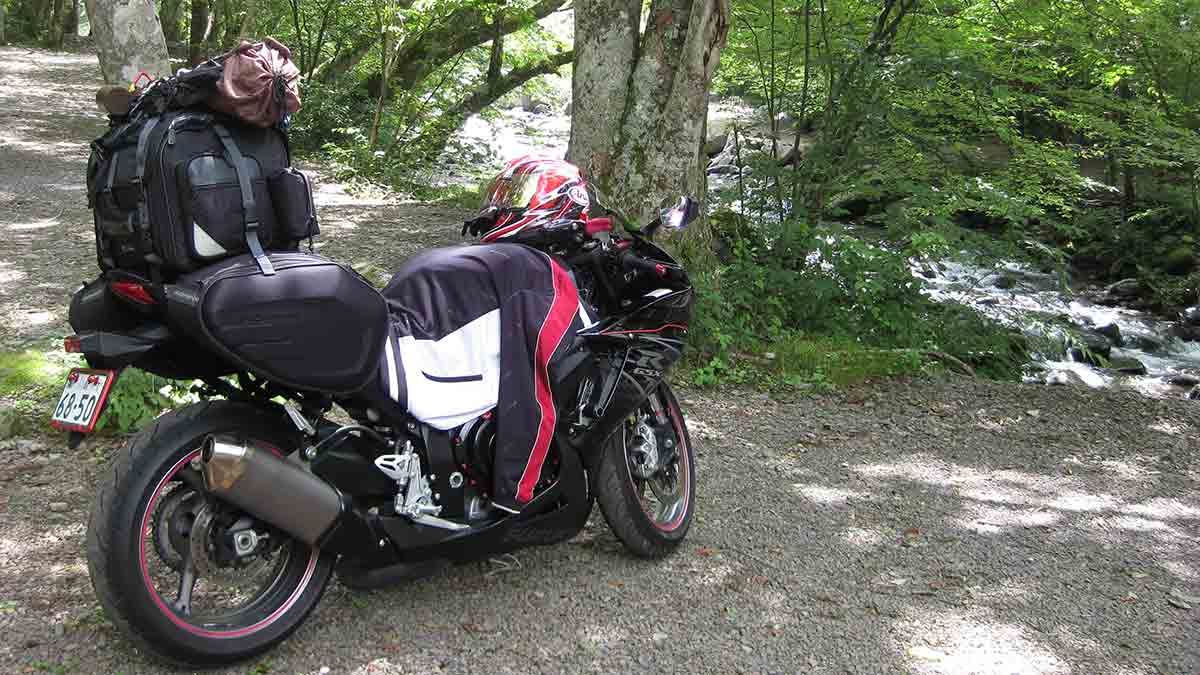 キャンプ道具を撤収して、GSX-R600に積み込んでいる様子