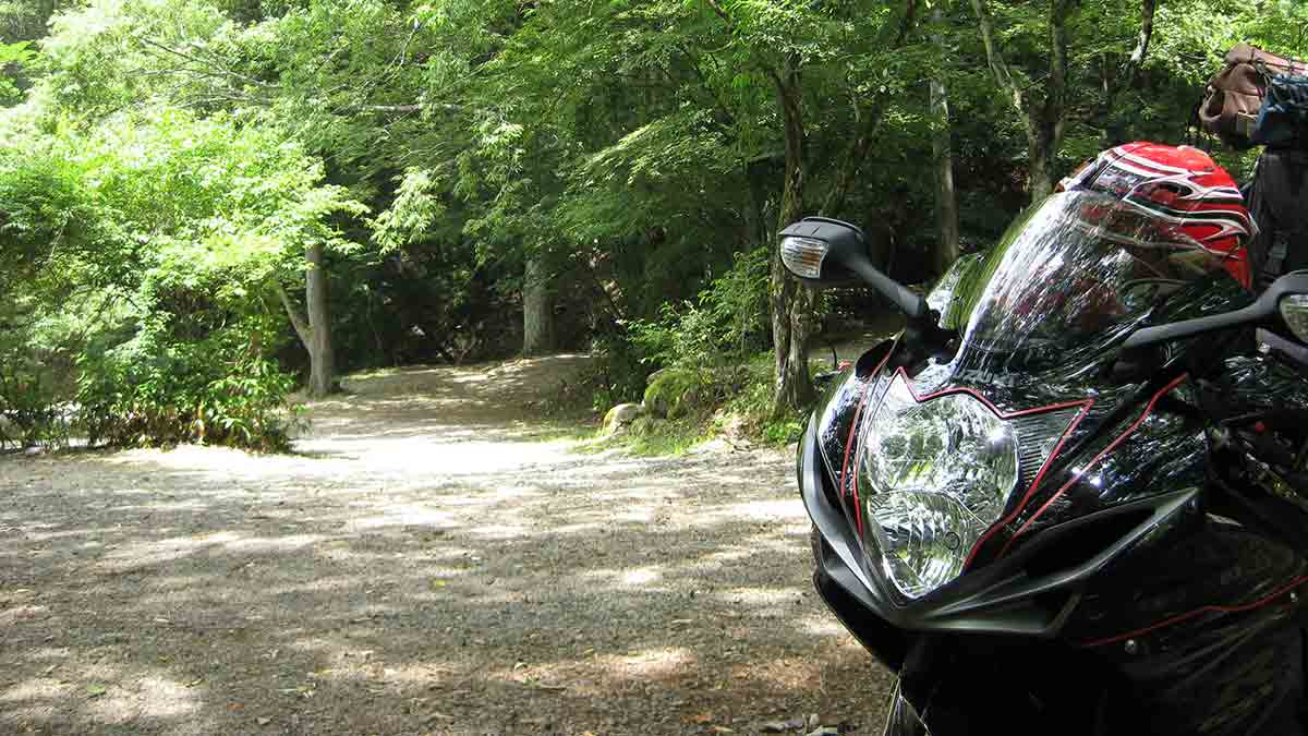 バイクと、道志の森キャンプ場の森を一緒に映した画像