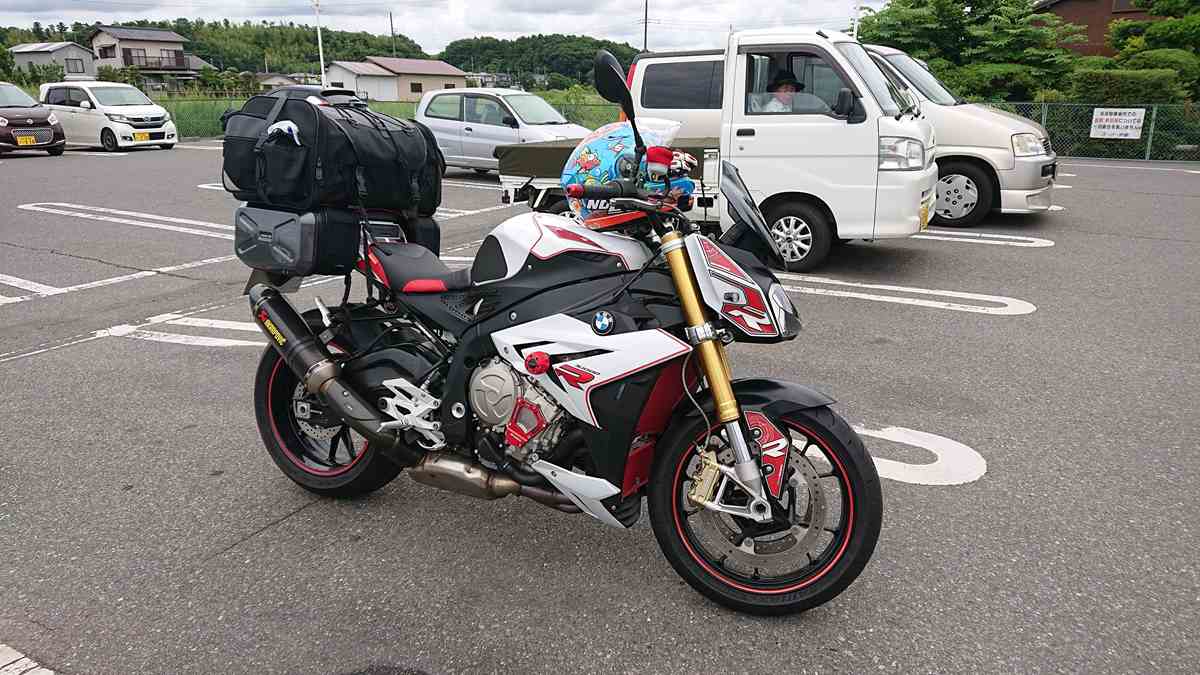 千葉県にあるスーパーにてS1000Rを撮影した様子