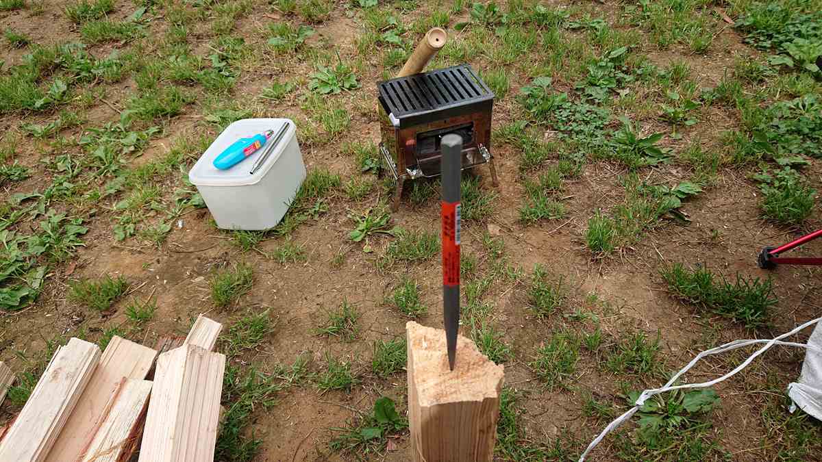 森のまきばオートキャンプ場にて、焚火の準備をしている様子