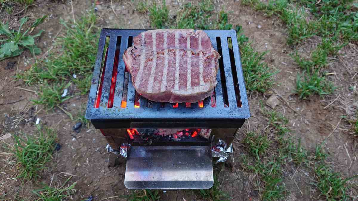 森のまきばオートキャンプ場にて、B-6君という焚火台を使用してステーキを焼いている様子