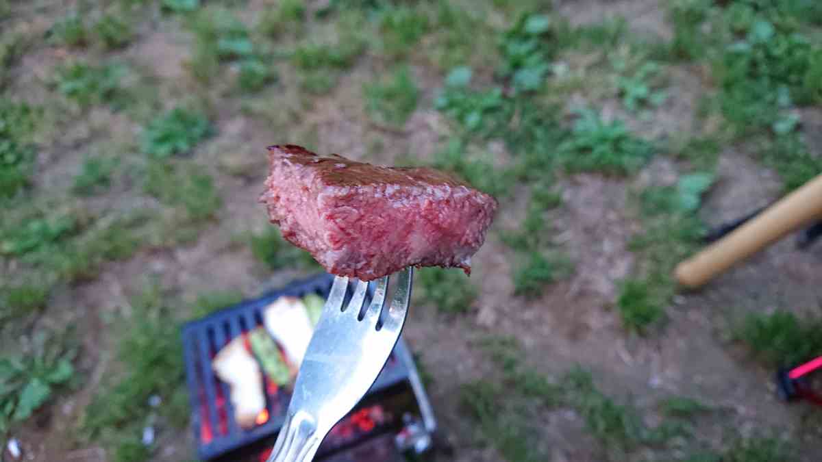 森のまきばオートキャンプ場にて、ステーキを食べている様子
