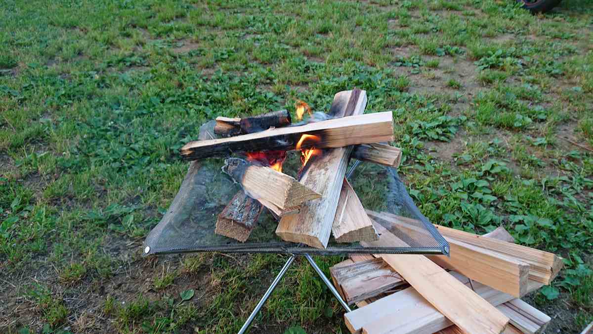森のまきばオートキャンプ場にて、焚火の準備をしている様子