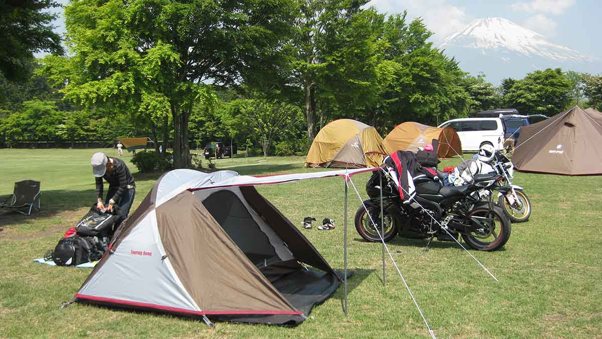 やまぼうしオートキャンプ場にて富士山をバックにテントを設営している様子