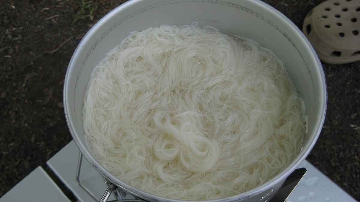キャンプ場にてそうめんを作っている様子