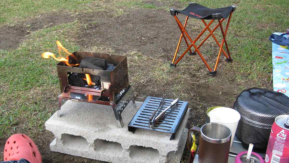 焚火台のB6君で炭をおこしている様子