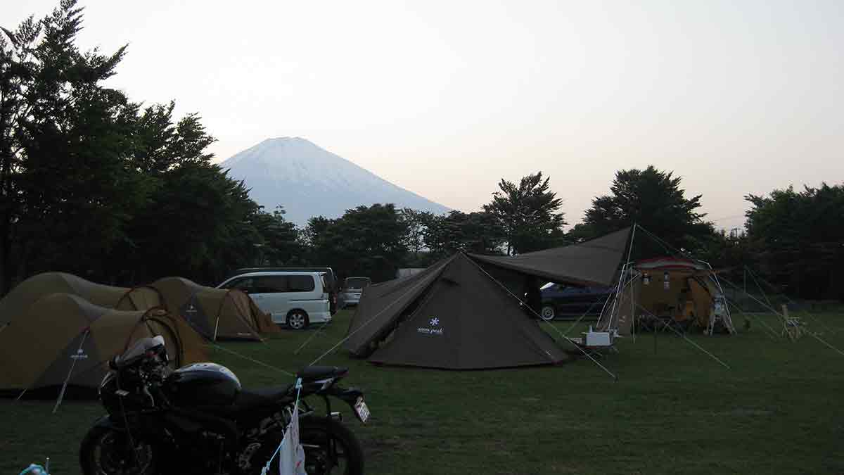 富士山をバックに、日が沈んできたやまぼうしオートキャンプ場の様子