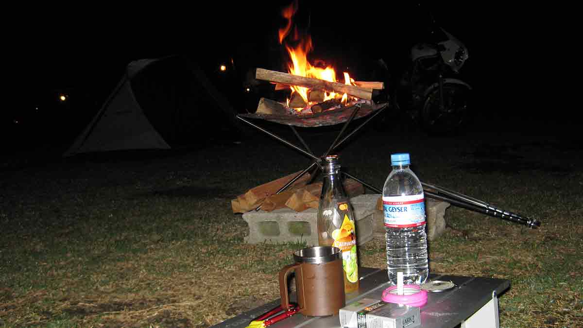 焚火をしながらお酒を飲んでいる様子