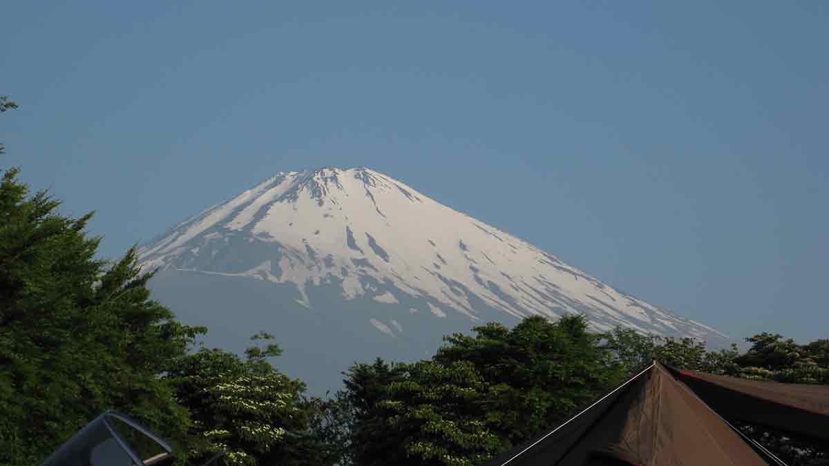 早朝のやまぼうしオートキャンプ場から望む富士山の絶景