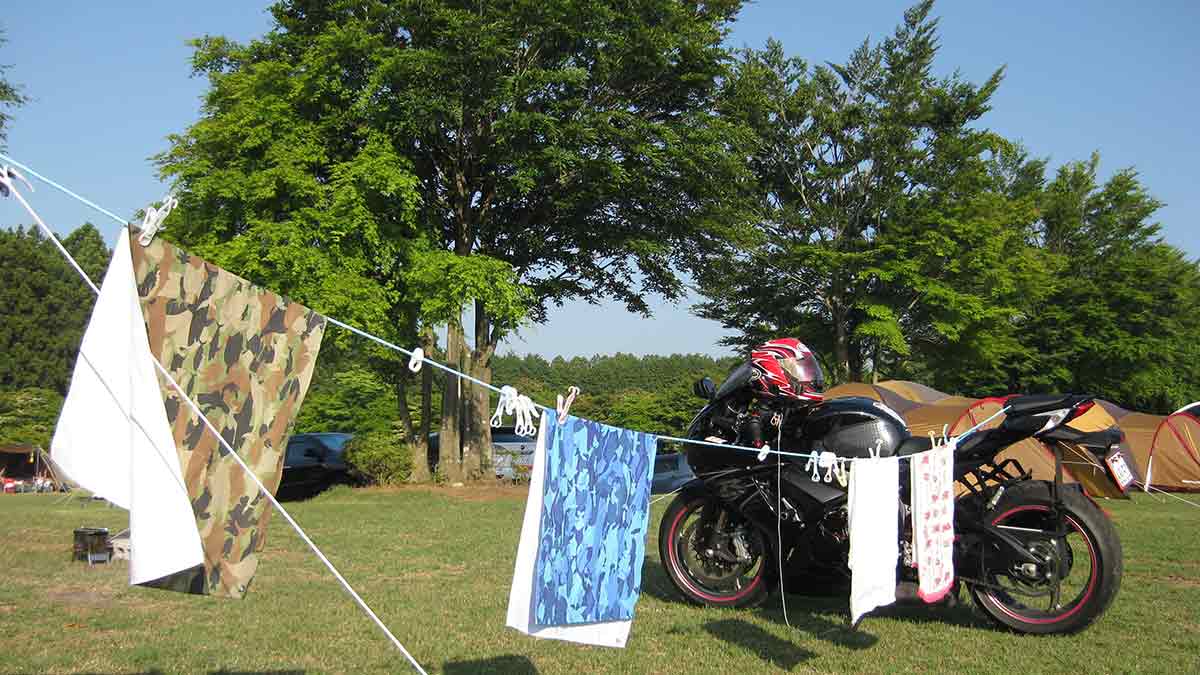 スーパースポーツバイクに洗濯物をひっかけている様子