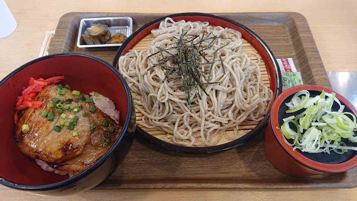 道の駅あしがくぼの、蕎麦と豚味噌丼セット