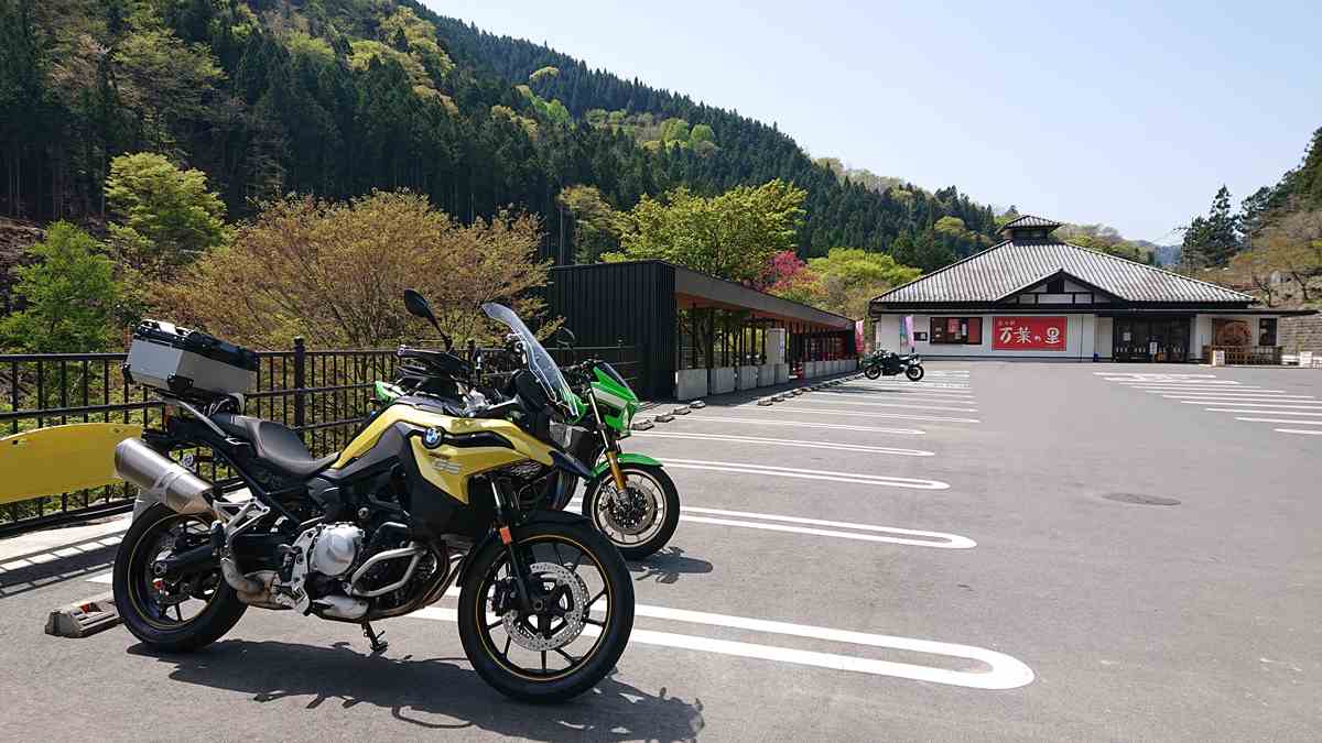 道の駅万葉の里をバイクで訪れたときの様子