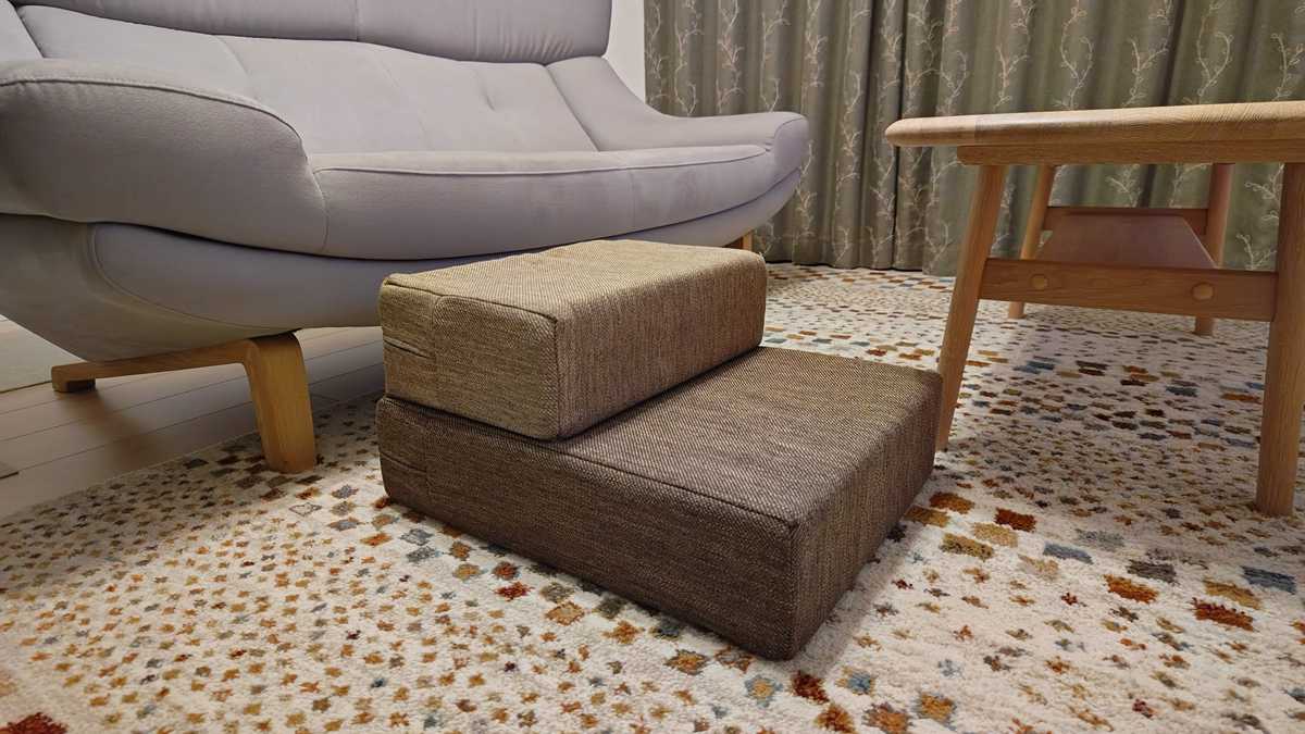 犬がソファーから飛び降りることを防止するための、ペット用ステップをソファーに設置した様子