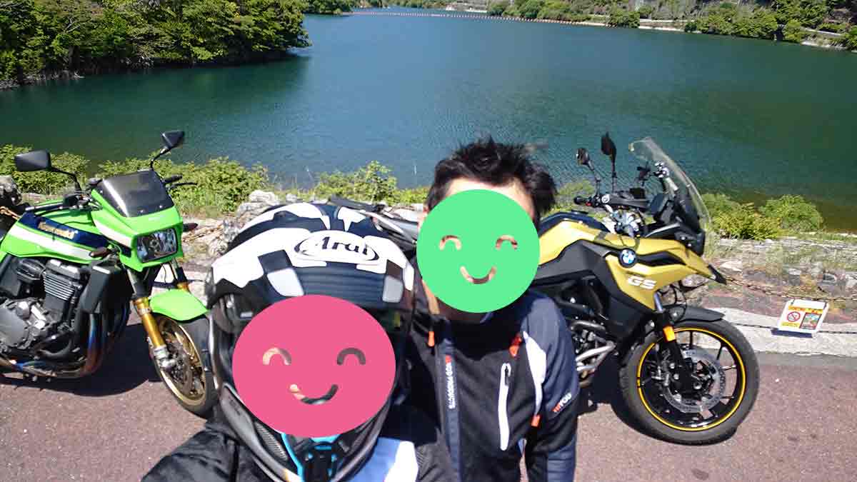 夫婦でツーリング中に、景色のよい湖でツーショット