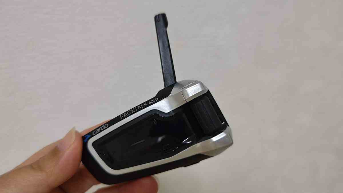 Cardo PACKTALK BOLDのアンテナを伸ばした状態の画像