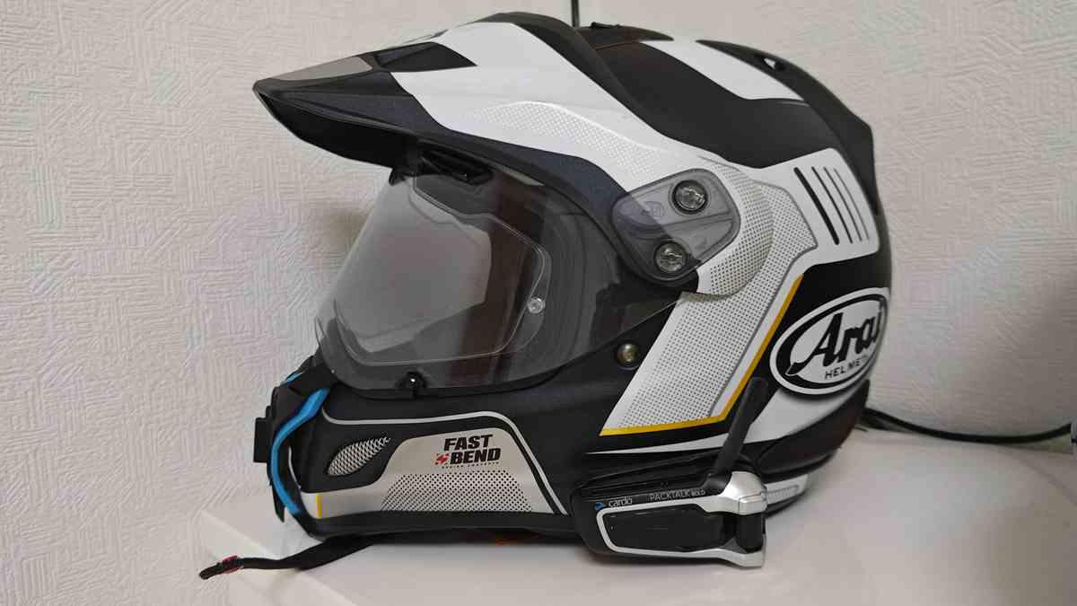 Cardo PACKTALK BOLDを、バイクのヘルメットに装着している様子