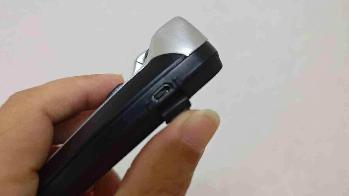 Cardo PACKTALK BOLDの充電コネクタの様子