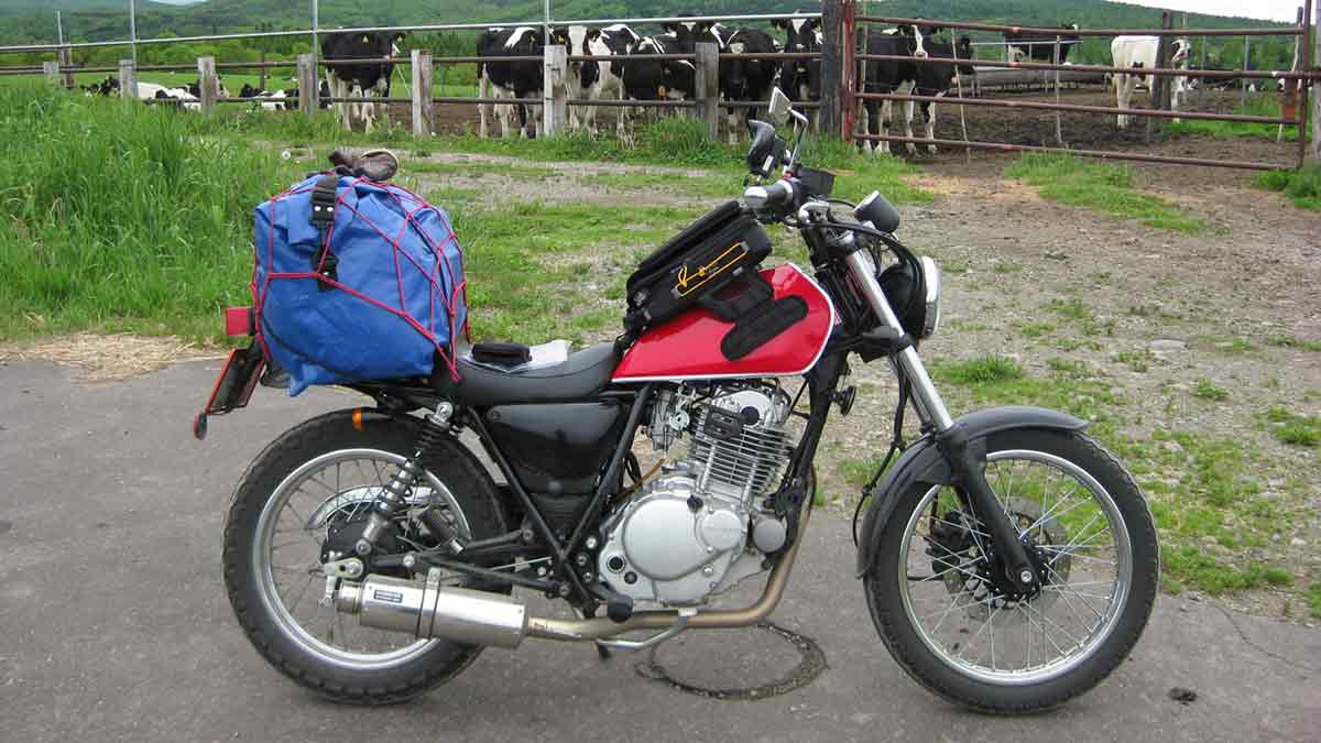 大きな荷物を積んだ状態の、スズキ　グラストラッカー